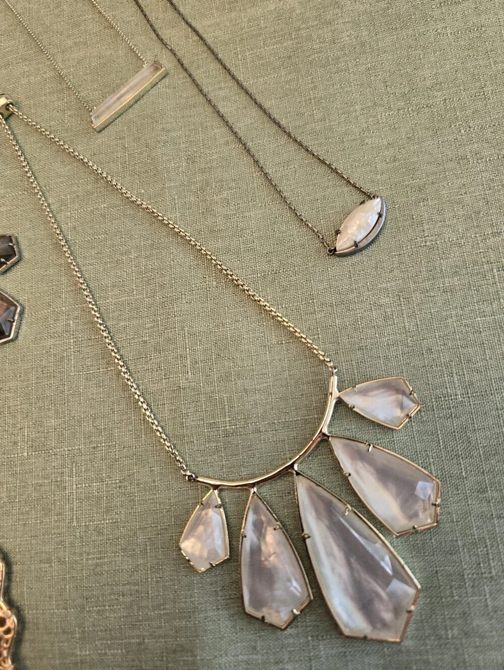 Kendra Scott bulk. 12 necklaces and 6 rings Various metals and conditions - Picture 6 of 11